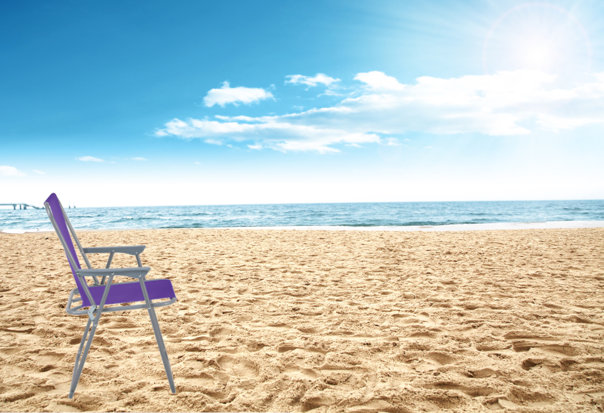 Απεικονίζεται η καρέκλα τοποθετημένη σε μία παραλία